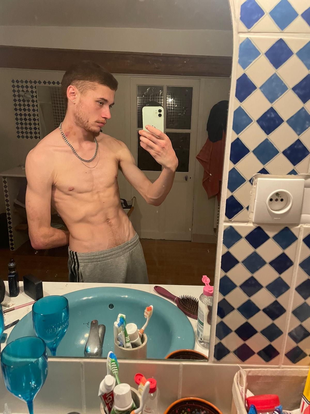 Profil de Fayed, 20 ans, Plan Cul à Khawr Bahān